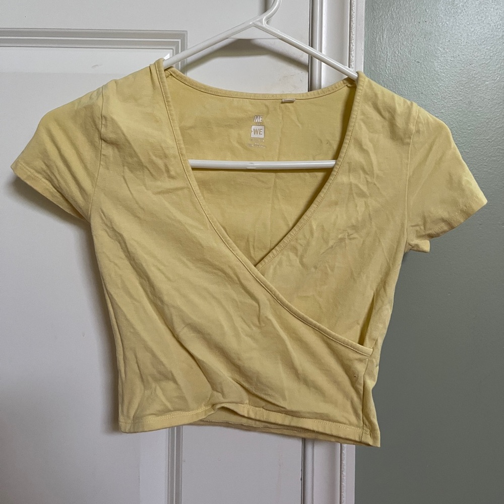 xs pacsun yellow crop top, v neck and cross chested